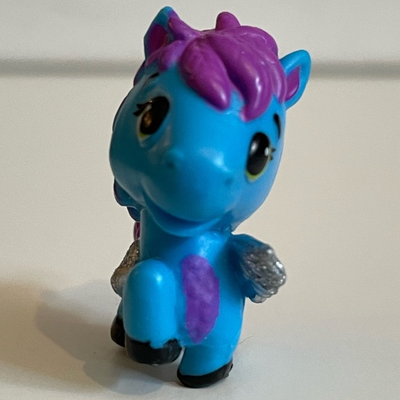 Hatchimals Colleggtibles Farm Horse Blue and Purple.
Hatchimals is 1 inch tall - Picture 4 of 6